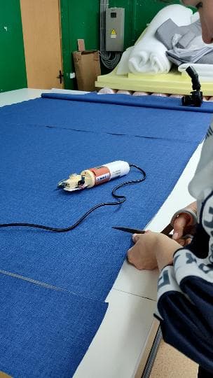 Разметка и подрезка материала перед запуском в пошив